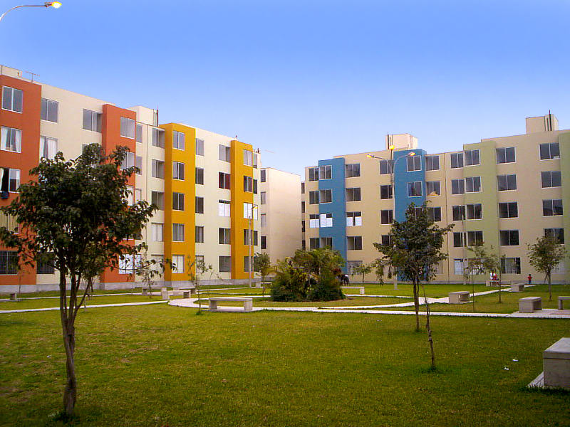 Bloques de viviendas de cuatro alturas alrededor de una zona verde con caminos